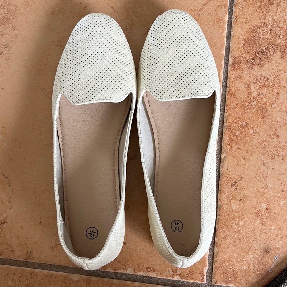 Cream/white colored flats, size 10
